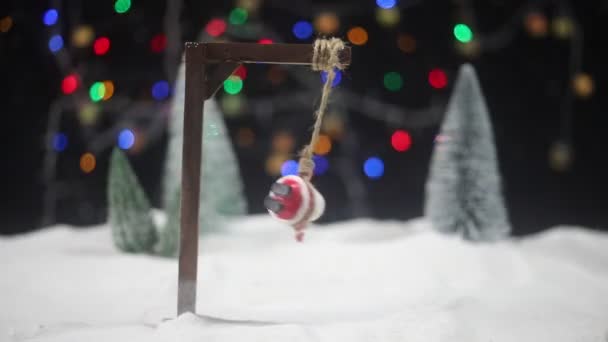 Nahaufnahmen Von Weihnachtskompositionen Mit Weihnachtsmännern Die Auf Einem Gerüst Hängen — Stockvideo