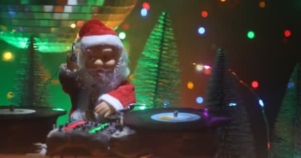 Noel Baba Figürü Renkli Işıklar Altında Karıştırma Tahtasıyla Noel Kompozisyonu — Stok video