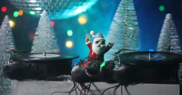 Imágenes Cercanas Composición Navideña Con Figuras Santa Claus Tablero Mezclas — Vídeo de stock