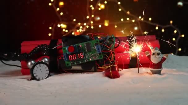 Nahaufnahme Von Weihnachtskomposition Mit Sprengstoff Mit Timer — Stockvideo