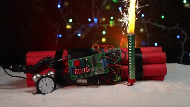 Nahaufnahme Von Weihnachtskomposition Mit Sprengstoff Mit Timer — Stockvideo