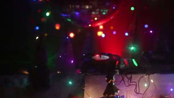 カラフルな光の下でDjミキシングボードとクリスマスの組成物のクローズアップ映像 — ストック動画