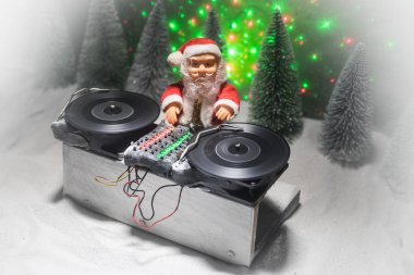 DJ Mikser yılbaşı ağacı Yılbaşı karanlık gece kulübü zemin üzerine kulaklıklarla. Bir Dj tabloda yeni yıl öğelerinin görünümü kapatın. Tatil partisi konsepti. Boş alan