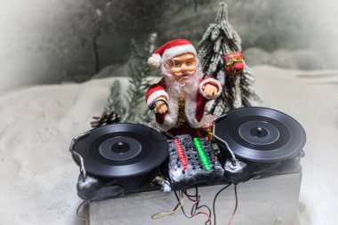 DJ Mikser yılbaşı ağacı Yılbaşı karanlık gece kulübü zemin üzerine kulaklıklarla. Bir Dj tabloda yeni yıl öğelerinin görünümü kapatın. Tatil partisi konsepti. Boş alan