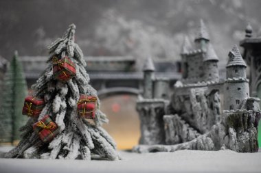 Kış sahne Noel ile minyatür evler, Tren İstasyonu, ağaçlar, karla kaplı. Gece sahne. Yeni yıl veya Noel kavramı. Seçici odak