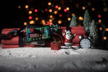 Bir bomba koyu arka plan görüntüsü. Karanlıkta, kavramsal görüntü parlayan bir şaft ışık aydınlatılmış patlama için geri sayım sayacı