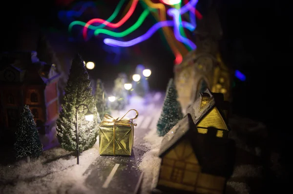 Casa em miniatura de Ano Novo na neve à noite com abeto. Conceito de férias. Foco seletivo — Fotografia de Stock