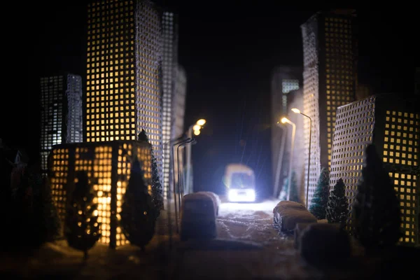 Małe miniaturowe miasto z drogowskazami i światłami. Dekoracyjne słodkie domki w śniegu w nocy w zimie. Koncepcja kreatywnych wakacji. Boże Narodzenie i Nowy Rok atrybuty dekorowane kompozycja. — Zdjęcie stockowe