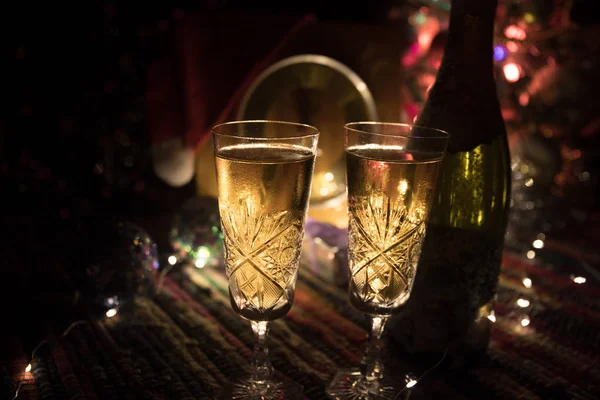 Hagyományos téli ünnepi alkohol ital a hóban kreatív újévi műalkotásokkal. Másold a helyet. Szelektív fókusz — Stock Fotó