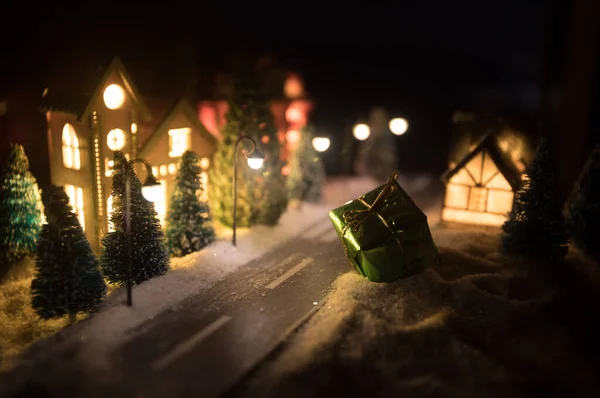 Casa en miniatura de Año Nuevo en la nieve por la noche con abeto. Concepto de vacaciones. Enfoque selectivo —  Fotos de Stock
