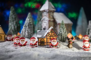 Geleneksel tatil özellikleri kar üzerindedir. Yaratıcı sanat dekorasyonları. Metnin için boş boşluk