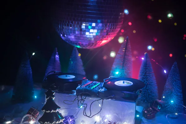 DJ-Mischpult mit Kopfhörern auf dunklem Nachtclub-Hintergrund mit Weihnachtsbaum Silvester. Nahaufnahme von Neujahrselementen auf einem DJ-Tisch. Ferienparty-Konzept. Leere Räume — Stockfoto