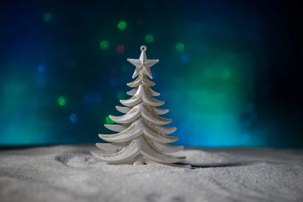 'δειος χώρος για το μήνυμά σου. Χριστουγεννιάτικα στολίδια. Fir δέντρο στέκεται στο χιόνι με όμορφο διακοπές διακοσμημένο φόντο και παραδοσιακά χαρακτηριστικά διακοπών. Επιλεκτική εστίαση — Φωτογραφία Αρχείου