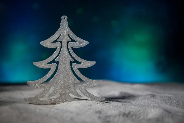 Puste miejsce na SMS-a. Świąteczne dekoracje. Drzewo jodłowe stojące na śniegu z pięknym wakacyjnym tłem i tradycyjnymi atrybutami wakacyjnymi. Skupienie selektywne — Zdjęcie stockowe