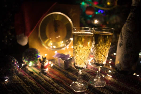 Bevanda alcolica di vacanza invernale tradizionale in neve con opera d'arte creativa di anno nuovo. Ricevuto. Focus selettivo — Foto Stock