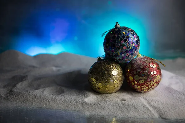 Fondo de Navidad con adornos, en la nieve, espacio libre para el texto. Decoración de Navidad — Foto de Stock