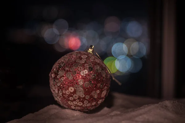 Vakantie verhullen. Kerst achtergrond met kerstballen, op sneeuw, vrije ruimte voor tekst. Kerstversiering. Feestelijke achtergrond — Stockfoto