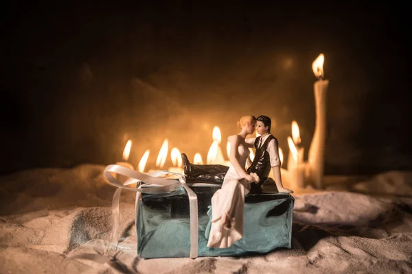 Matrimonio sposa e sposo coppia bambola con scatola regalo di Natale e decorazioni e pigne sullo sfondo di legno — Foto Stock