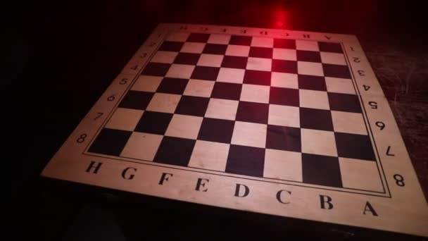 棋盘游戏经营理念和竞争理念 国际象棋人物在黑暗的背景与烟雾和雾 选择性聚焦 — 图库视频影像