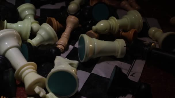 Hra Šachovnici Obchodními Nápady Konkurencí Šachové Postavy Tmavém Pozadí Kouřem — Stock video