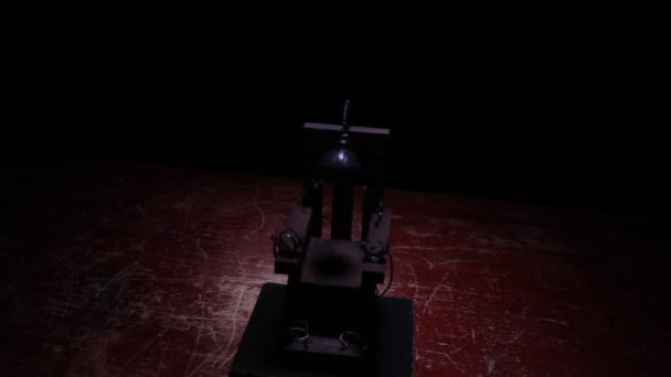 Todesstrafe Elektrischen Stuhl Miniatur Auf Dunkel Dekoration Kreativer Kunstwerke Bild — Stockvideo