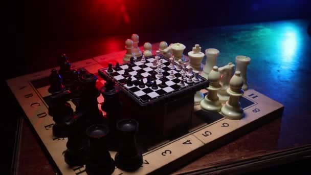 ビジネスのアイデアと競争のチェスボードゲームの概念 煙と霧と暗い背景にチェスの数字 選択フォーカス — ストック動画
