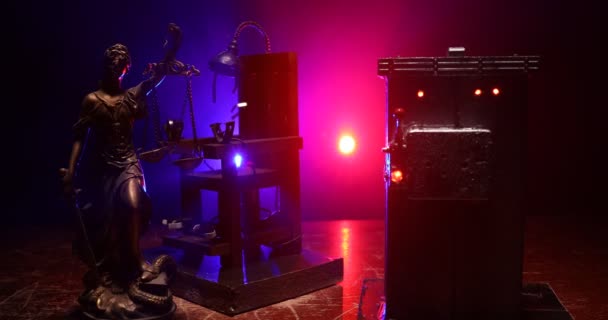 暗闇の中で死刑電動椅子ミニチュア 創造的なアートワーク装飾 暗い背景での電動椅子スケールモデルのイメージ — ストック動画