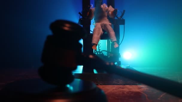 暗闇の中で死刑電動椅子ミニチュア 創造的なアートワーク装飾 暗い背景での電動椅子スケールモデルのイメージ — ストック動画