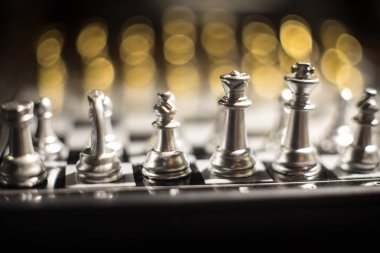 Duman ve sisli karanlık bir arka planda satranç figürleri. Seçici odak