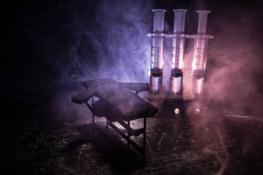 Zehirli iğne, sodyum tiyopental ve bir masa, kavramsal görüntü üstünde şırınga ile şişe tarafından ölüme mahkum kelepçeli