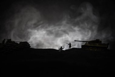 Savaş Konsepti. Savaş sis gökyüzü arka plan üzerinde sahne mücadele Askeri siluetler, Gece Bulutlu Skyline Altında Dünya Savaşı Alman Tankları Siluetler. Saldırı sahnesi. Zırhlı araçlar ve piyadeler.