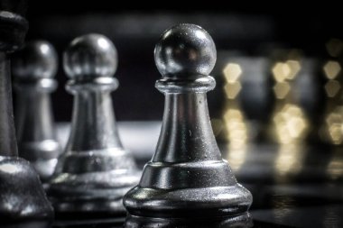 Duman ve sisli karanlık bir arka planda satranç figürleri. Seçici odak