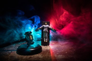 Zehirli iğne, sodyum tiyopental ve bir masa, kavramsal görüntü üstünde şırınga ile şişe tarafından ölüme mahkum kelepçeli