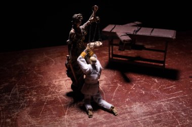 Zehirli iğne, sodyum tiyopental ve bir masa, kavramsal görüntü üstünde şırınga ile şişe tarafından ölüme mahkum kelepçeli