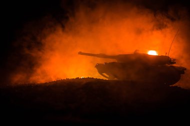 Savaş Konsepti. Zırhlı araç siluet savaş sahnesi sisli gökyüzü arka planında gece. Amerikan tankı savaşmaya hazır..