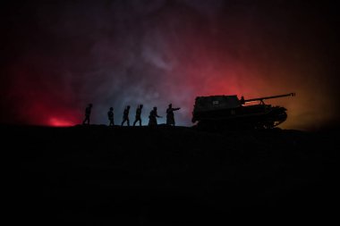 Savaş Konsepti. Savaş sis gökyüzü arka plan üzerinde sahne mücadele Askeri siluetler, Gece Bulutlu Skyline Altında Dünya Savaşı Alman Tankları Siluetler. Saldırı sahnesi. Zırhlı araçlar ve piyadeler.