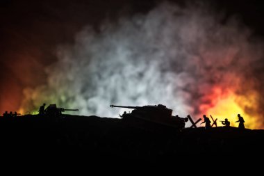 Savaş Konsepti. Savaş sis gökyüzü arka plan üzerinde sahne mücadele Askeri siluetler, Gece Bulutlu Skyline Altında Dünya Savaşı Alman Tankları Siluetler. Saldırı sahnesi. Zırhlı araçlar ve piyadeler.