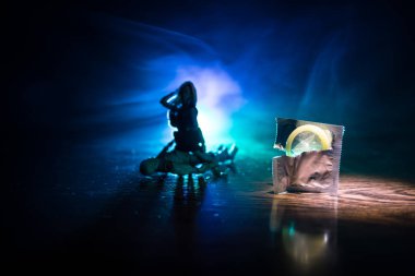 Açık bir kadın prezervatifi, güvenli seks kavramı tutan bir genç güzel kız kapatın. AIDS ve doğum kontrol karşı koruma