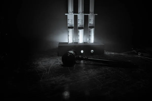 Prisonnier menotté à mort par injection létale, flacon avec thiopental sodique et seringue sur le dessus d'une table, image conceptuelle — Photo