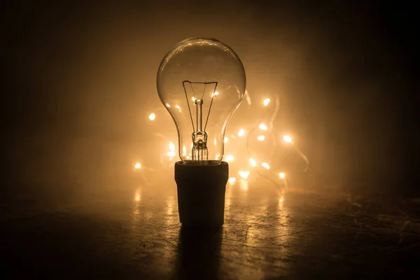 Astratto sfondo scuro con decorazione artistica creativa di lampadine incandescenti . — Foto Stock