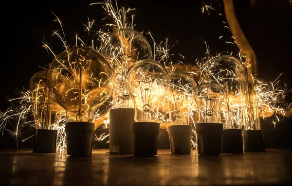 Fundo escuro abstrato com decoração de arte criativa de lâmpadas brilhantes . — Fotografia de Stock