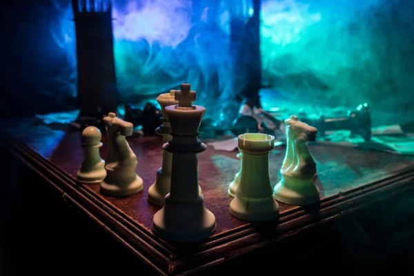 Figury szachowe na ciemnym tle z dymem i mgłą. Skupienie selektywne — Zdjęcie stockowe