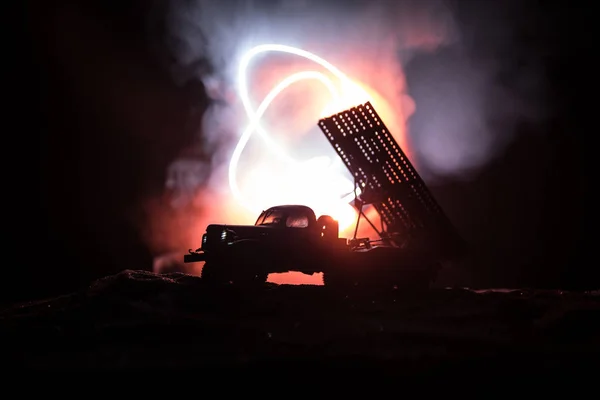 Lanzamiento de cohetes con nubes de fuego. Escena de batalla con misiles cohete con ojiva apuntada al cielo sombrío por la noche. Lanzacohetes soviéticos sobre fondo de guerra . —  Fotos de Stock