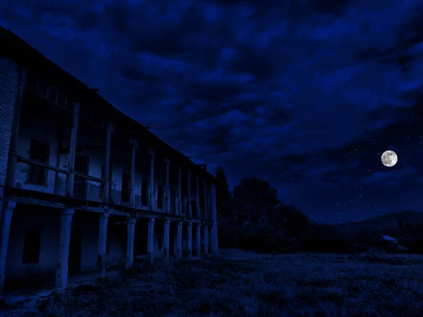 Винтажный загородный дом ночью с облаками и звездами. Холодная осень — стоковое фото