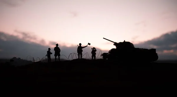 Kriegskonzept. militärische Silhouetten Kampfszene auf Kriegsnebel Himmel Hintergrund, Weltkrieg deutsche Panzer Silhouetten unter bewölkten Skyline in der Nacht. Anschlagszene. — Stockfoto