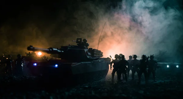 Militär patrull bil på sunset bakgrund. Armén war koncept. Silhuetten av bepansrade fordon med soldater redo att attackera. Artwork dekoration. Selektivt fokus — Stockfoto