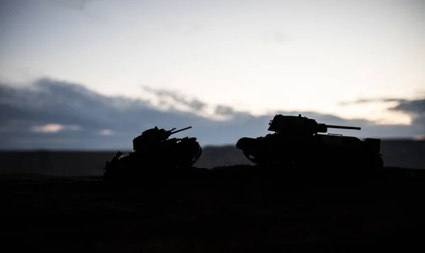 Savaş Konsepti. Savaş sis gökyüzü arka plan üzerinde sahne mücadele Askeri siluetler, Gece Bulutlu Skyline Altında Dünya Savaşı Alman Tankları Siluetler. Saldırı sahnesi. — Stok fotoğraf