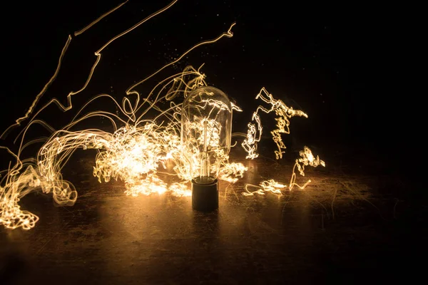 Fondo oscuro abstracto con decoración creativa de obras de arte de bombillas brillantes . — Foto de Stock