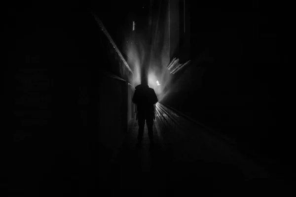 Dolap kapısı olan karanlık bir koridor ve farklı pozlarda duran ürkütücü bir korku silueti olan ışıklar.. — Stok fotoğraf