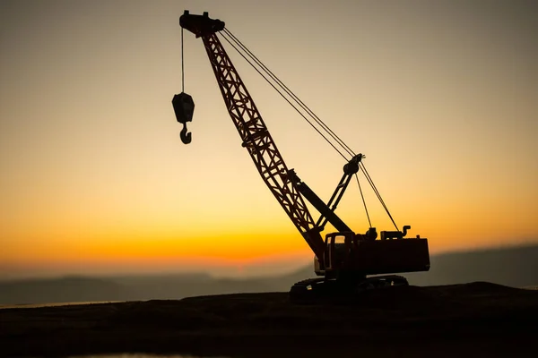 Resumo Fundo industrial com silhueta de guindaste de construção sobre incrível céu pôr do sol. Torre guindaste contra o céu da noite. Linha do horizonte industrial. Foco seletivo — Fotografia de Stock